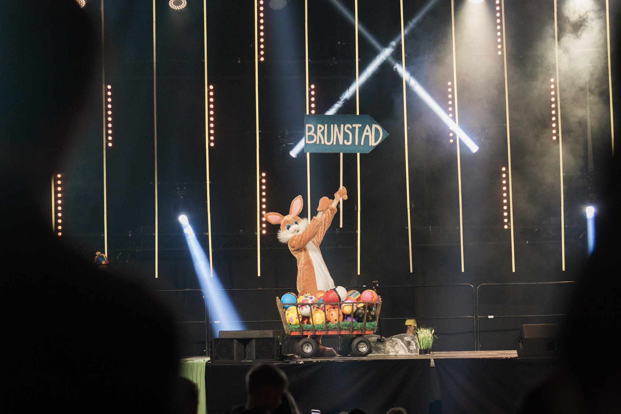 Den tyske påskeharen hadde tatt turen for å arrangere påskeeggjakt på Brunstad.