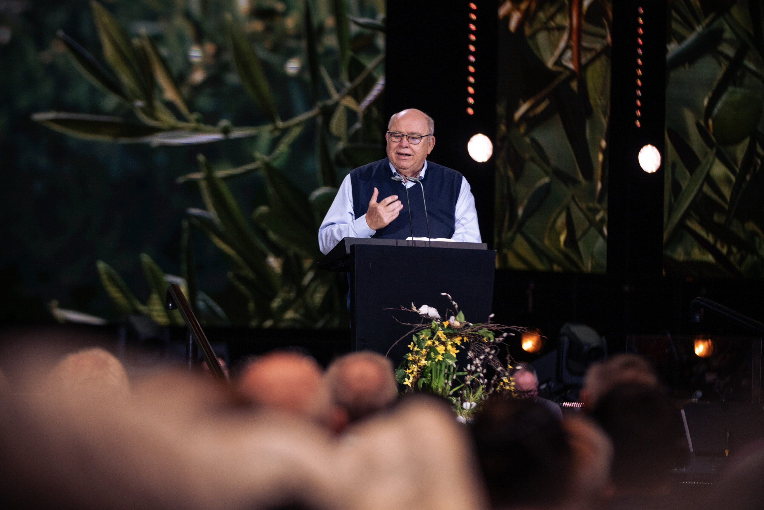 Kåre J. Smith holdt flere innholdsrike taler. Blant annet leste han fra Romerne 5,10 om å bli frelst ved Jesu liv: "Jesu liv blir ditt liv fordi du tror på korsets kraft!"