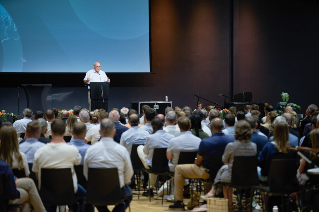 I starten av representantskapet ga forstander Kåre J. Smith en hilsen. Foto: BCC