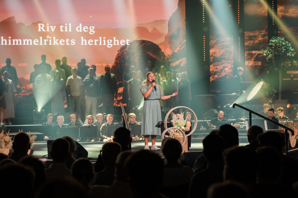 Flere sanger fra sangboken Herrens Veier ble fremført med verdighet på festen. Foto: BCC