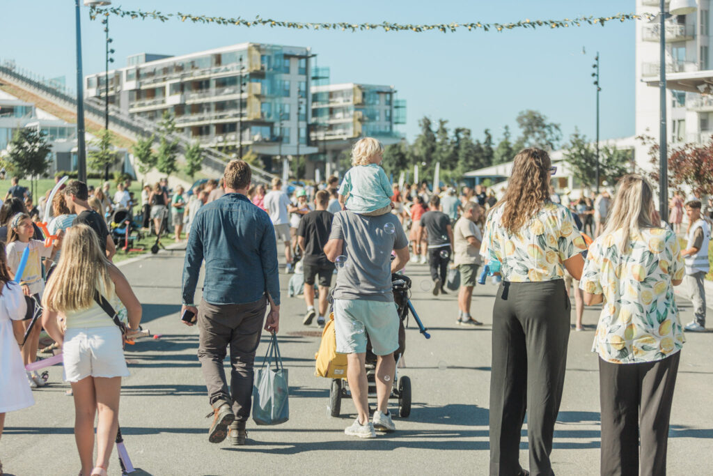 Det yrer av liv på festplassen under sommerstevne på Brunstad