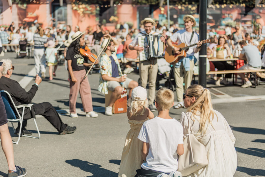 Det yrer av liv på festplassen under sommerstevne på Brunstad